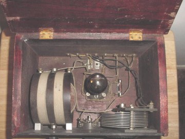 Dave's Homemade Radio Restoration Project. The inside before restoration.