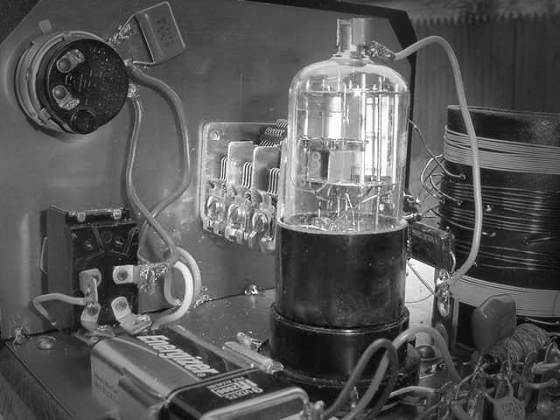 Regenerative radio using a single tube.